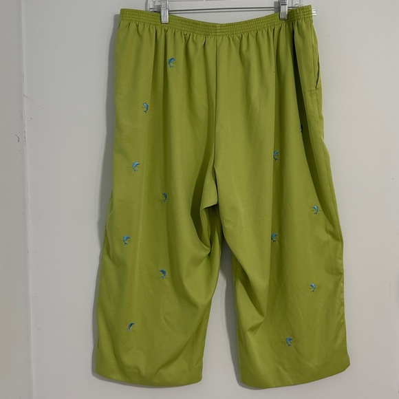 Alfred Dunner Women’s Green Embroidered Dolphin Capri pants SZ22. - Picture 2 of 14
